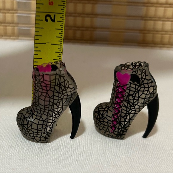 Draculaura’s Black and Pink High Heel Boots for Ghouls Rule Monster High Doll - Picture 5 of 6